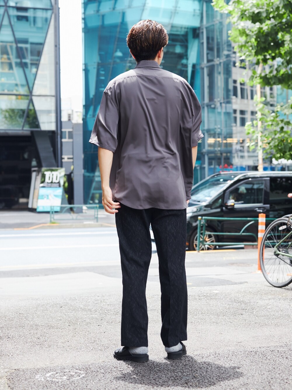 グレー系のシャツ/ブラウスを着用したメンズの夏コーディネートの3枚目の写真