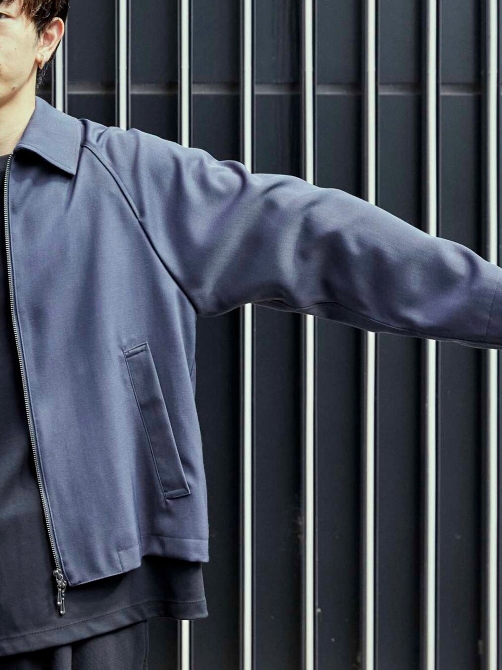 グレー系のブルゾンを着用したメンズの秋コーディネートの5枚目の写真