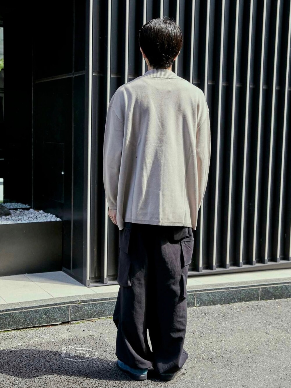 ベージュ系のカーディガン/ボレロを着用したメンズの秋コーディネートの3枚目の写真