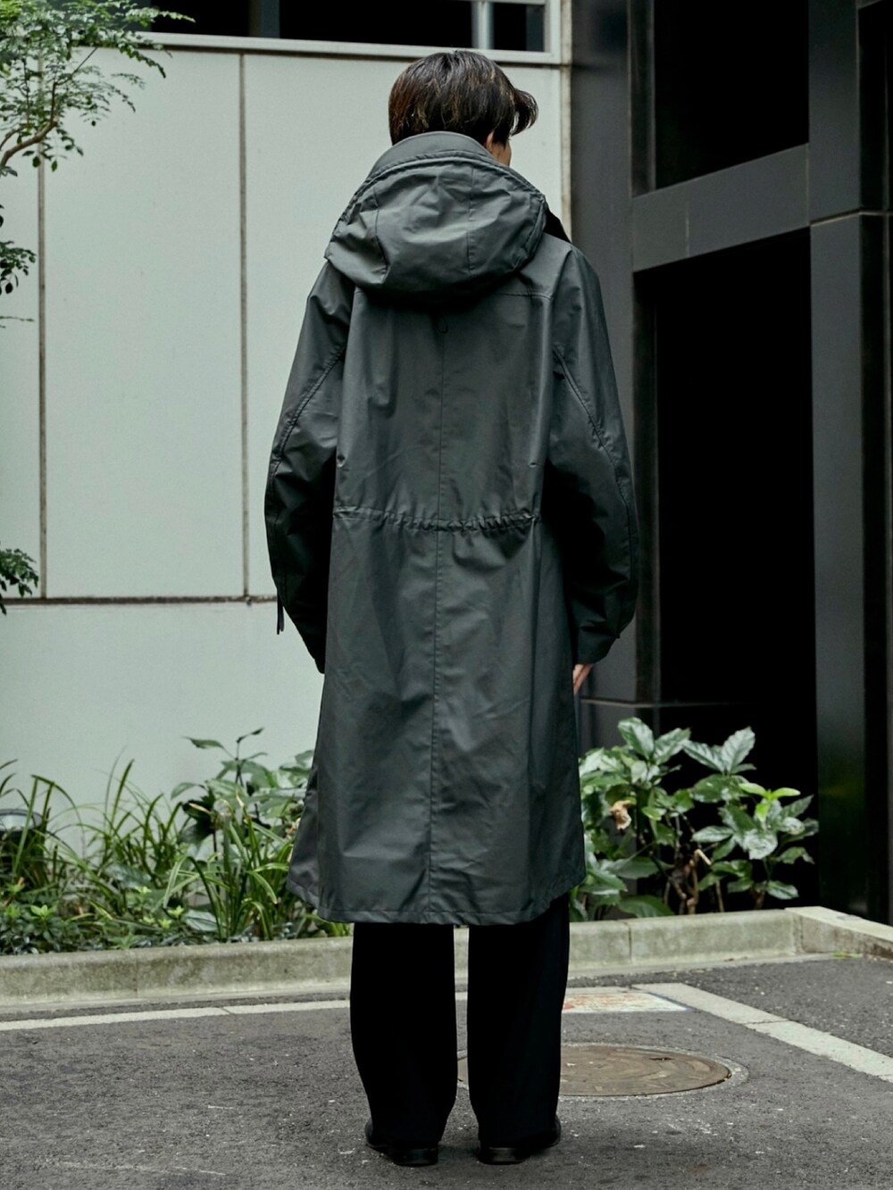 グリーン系のダッフルコートを着用したメンズの秋コーディネートの3枚目の写真