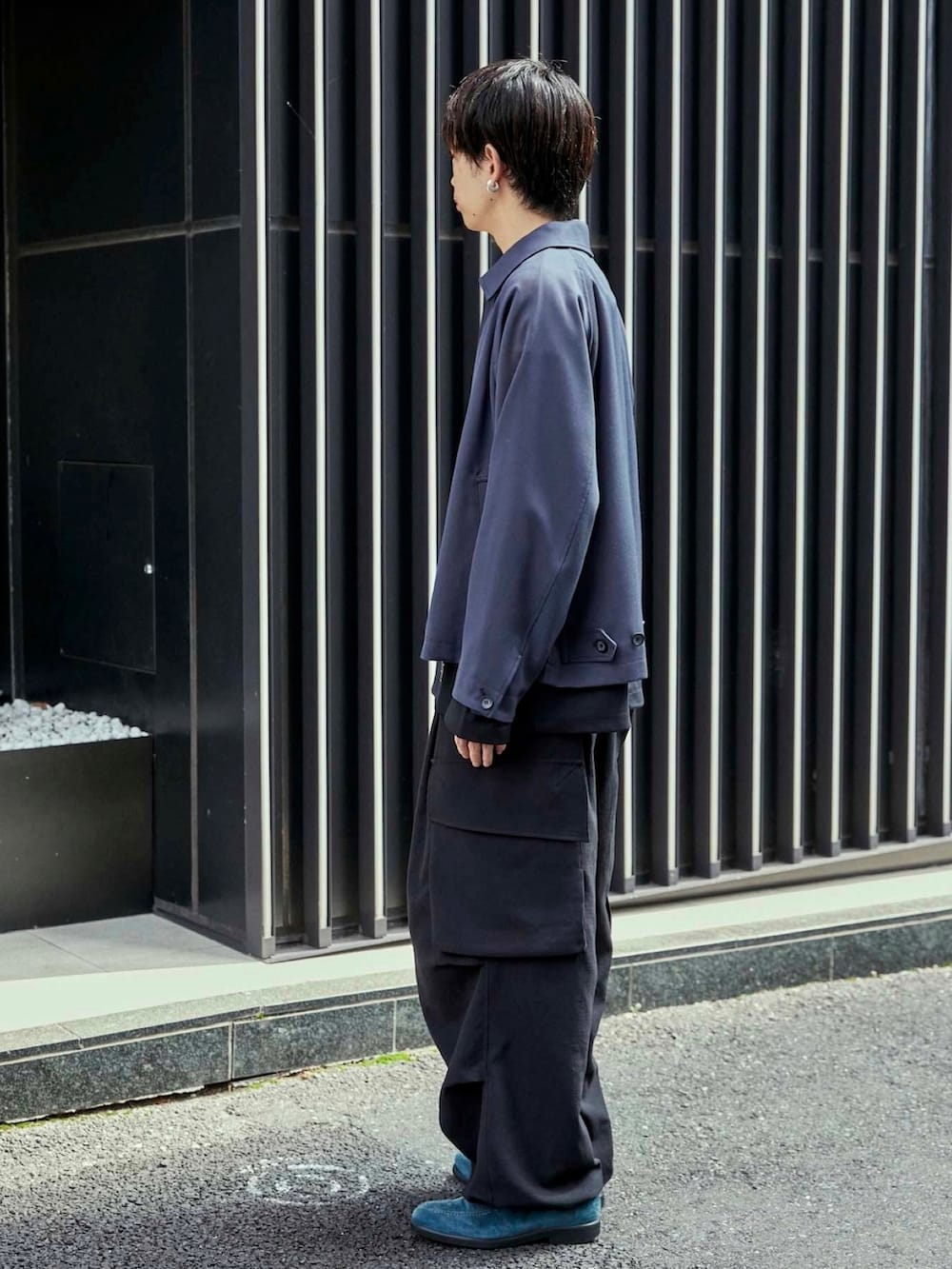 グレー系のブルゾンを着用したメンズの秋コーディネートの2枚目の写真