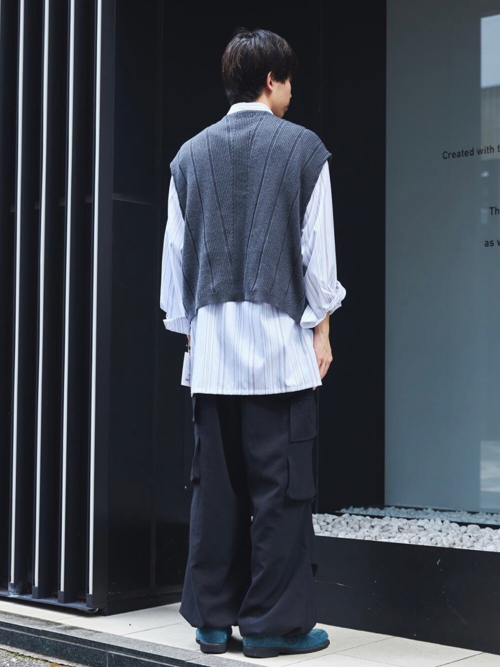 グレー系のベストを着用したメンズの秋コーディネートの3枚目の写真