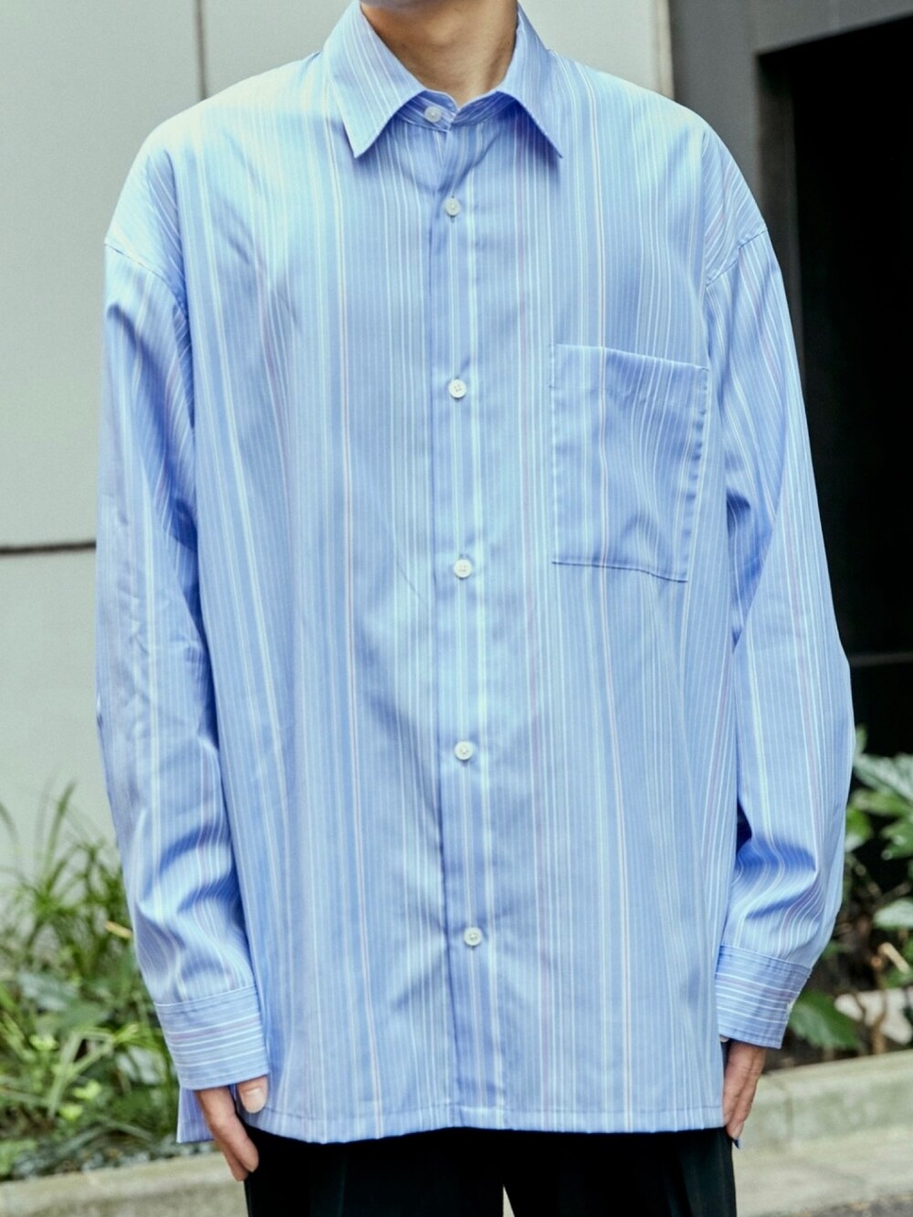 ブルー系のシャツ/ブラウスを着用したメンズの秋コーディネートの5枚目の写真