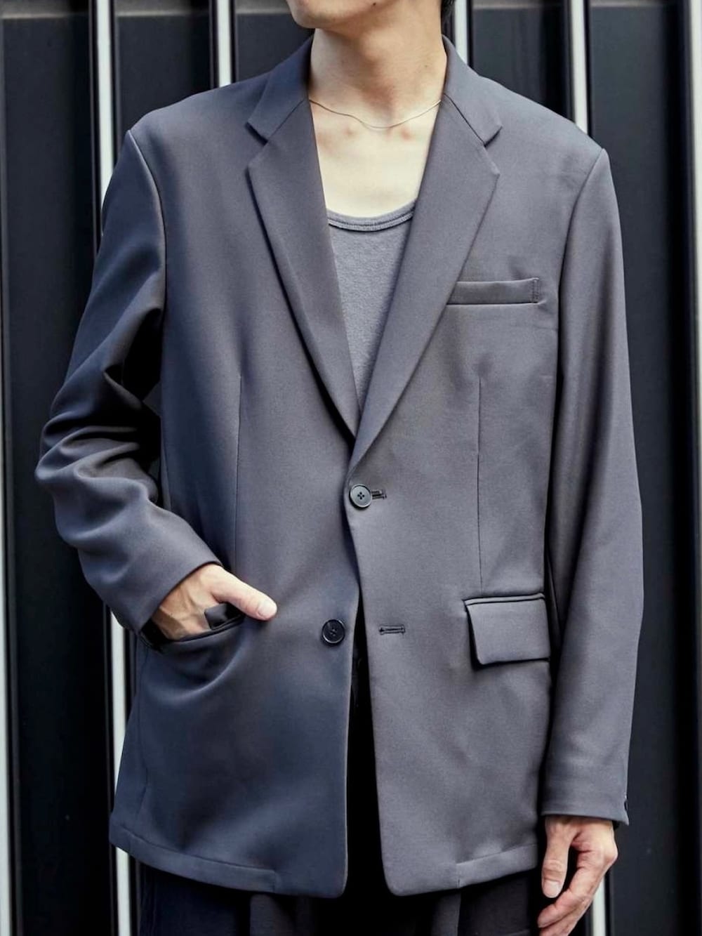 グレー系のセットアップを着用したメンズの秋コーディネートの5枚目の写真