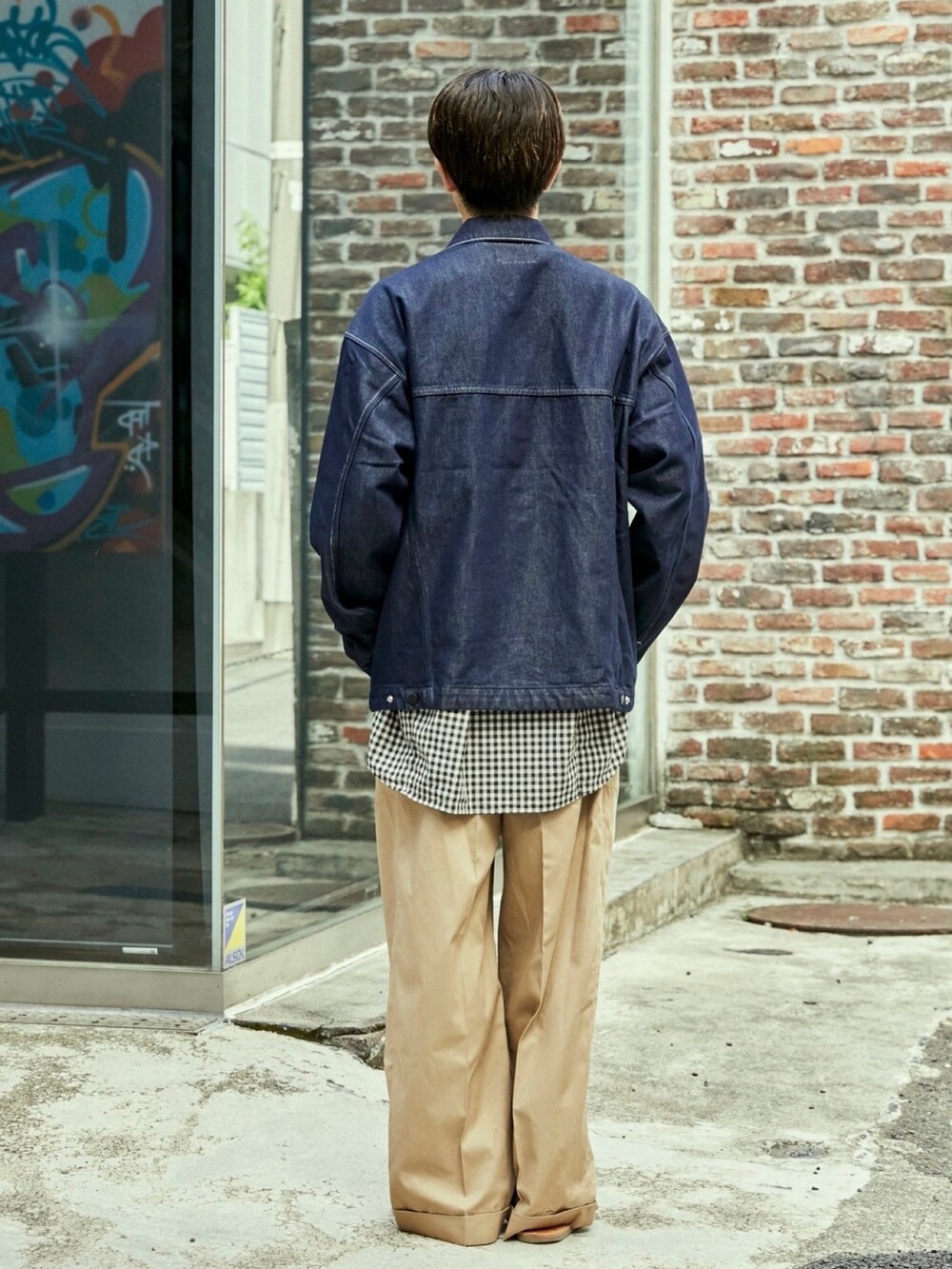 ブルー系のデニムジャケットを着用したメンズの秋コーディネートの3枚目の写真