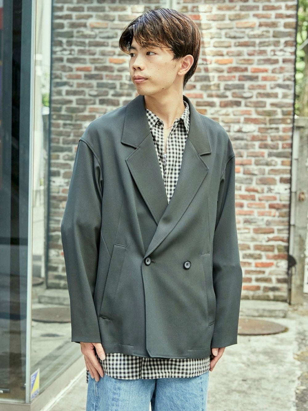 グリーン系のセットアップを着用したメンズの秋コーディネートの4枚目の写真