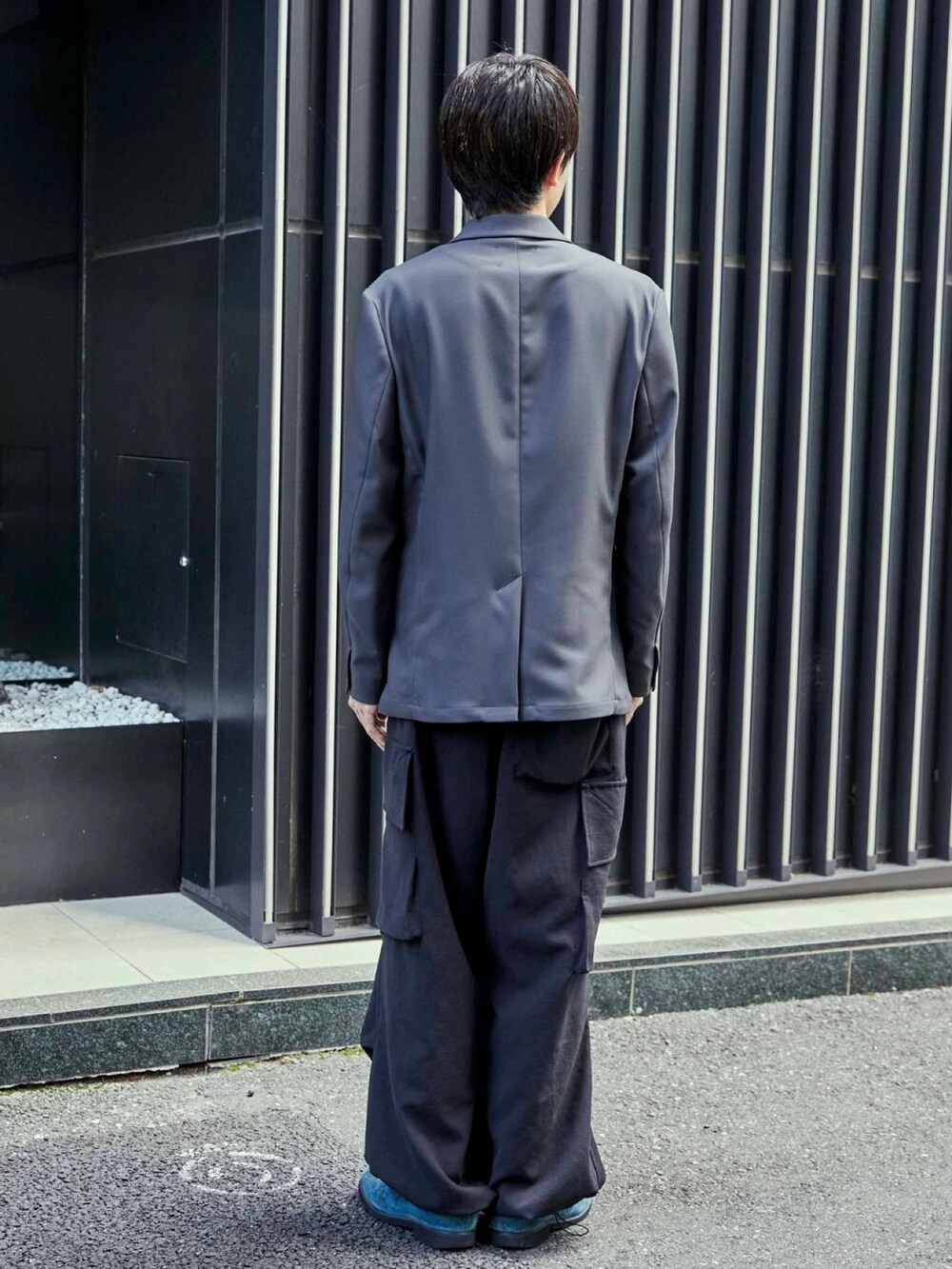 グレー系のセットアップを着用したメンズの秋コーディネートの3枚目の写真