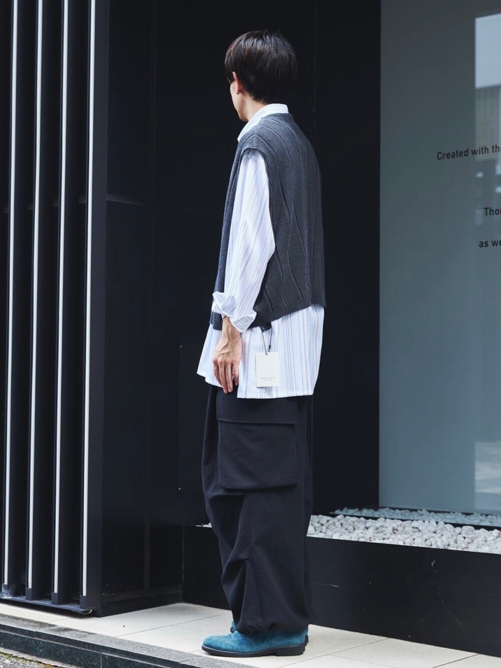 グレー系のベストを着用したメンズの秋コーディネートの2枚目の写真