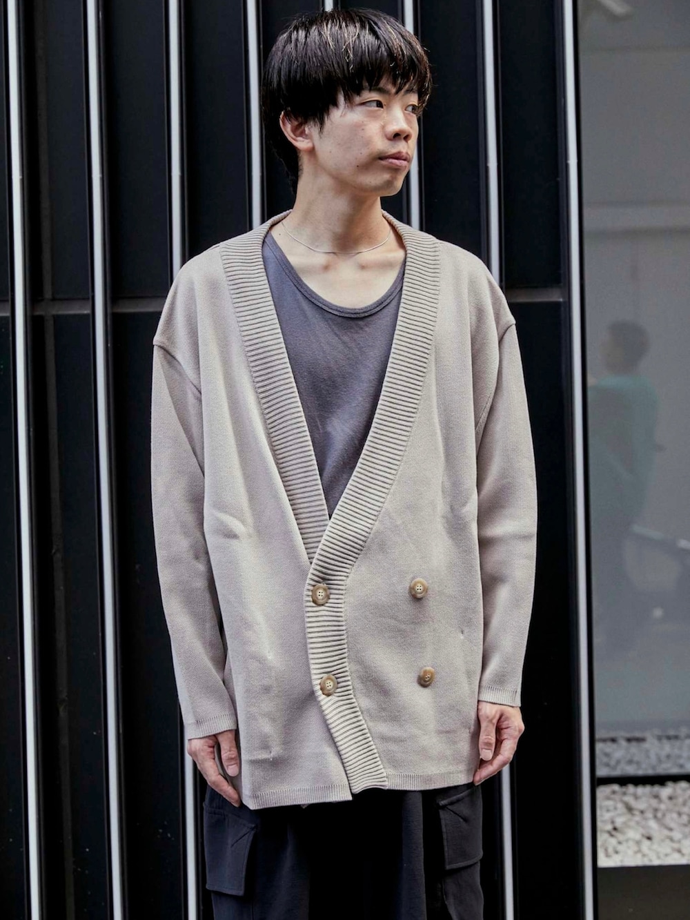 ベージュ系のカーディガン/ボレロを着用したメンズの秋コーディネートの4枚目の写真