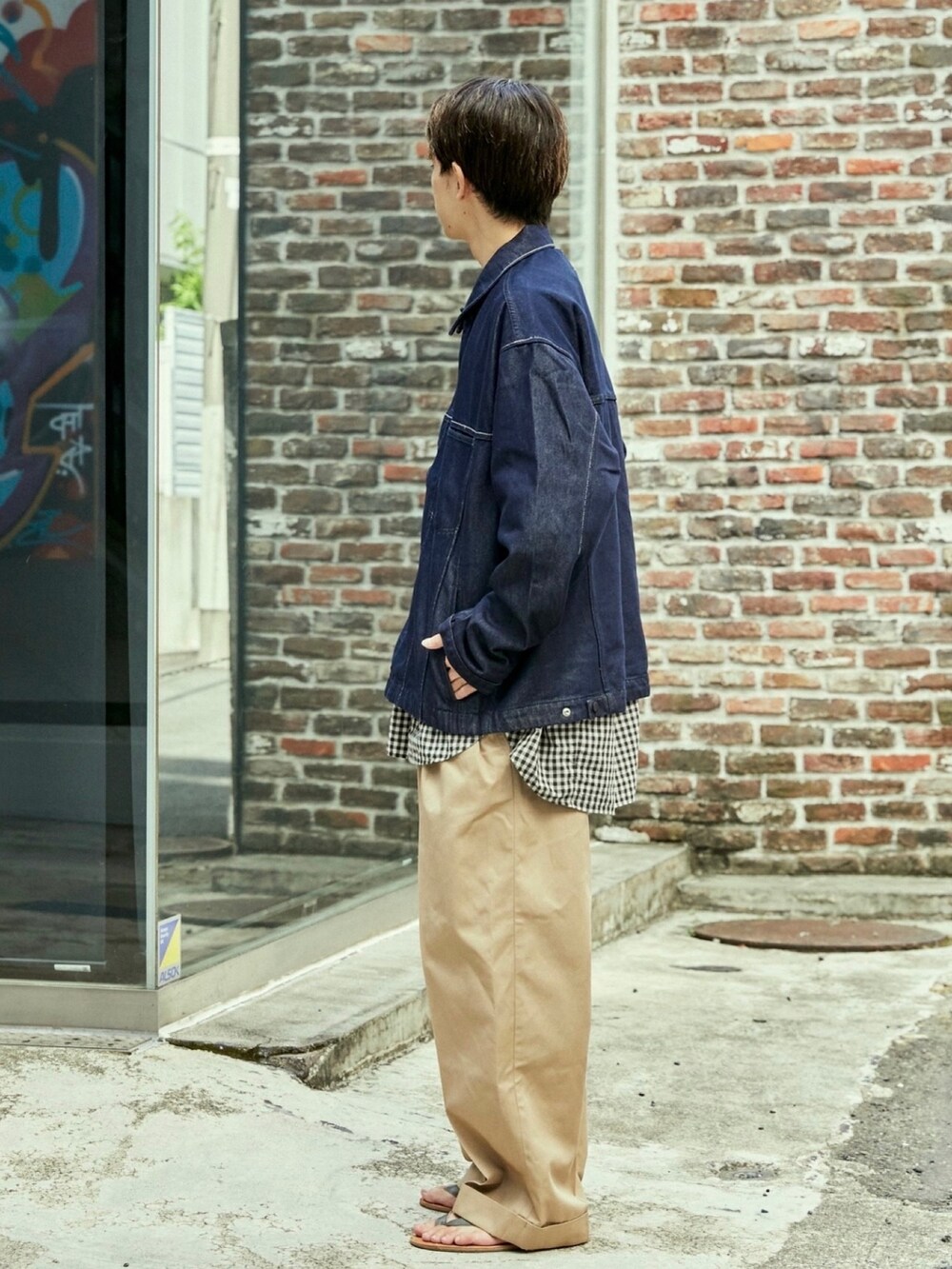 ブルー系のデニムジャケットを着用したメンズの秋コーディネートの2枚目の写真