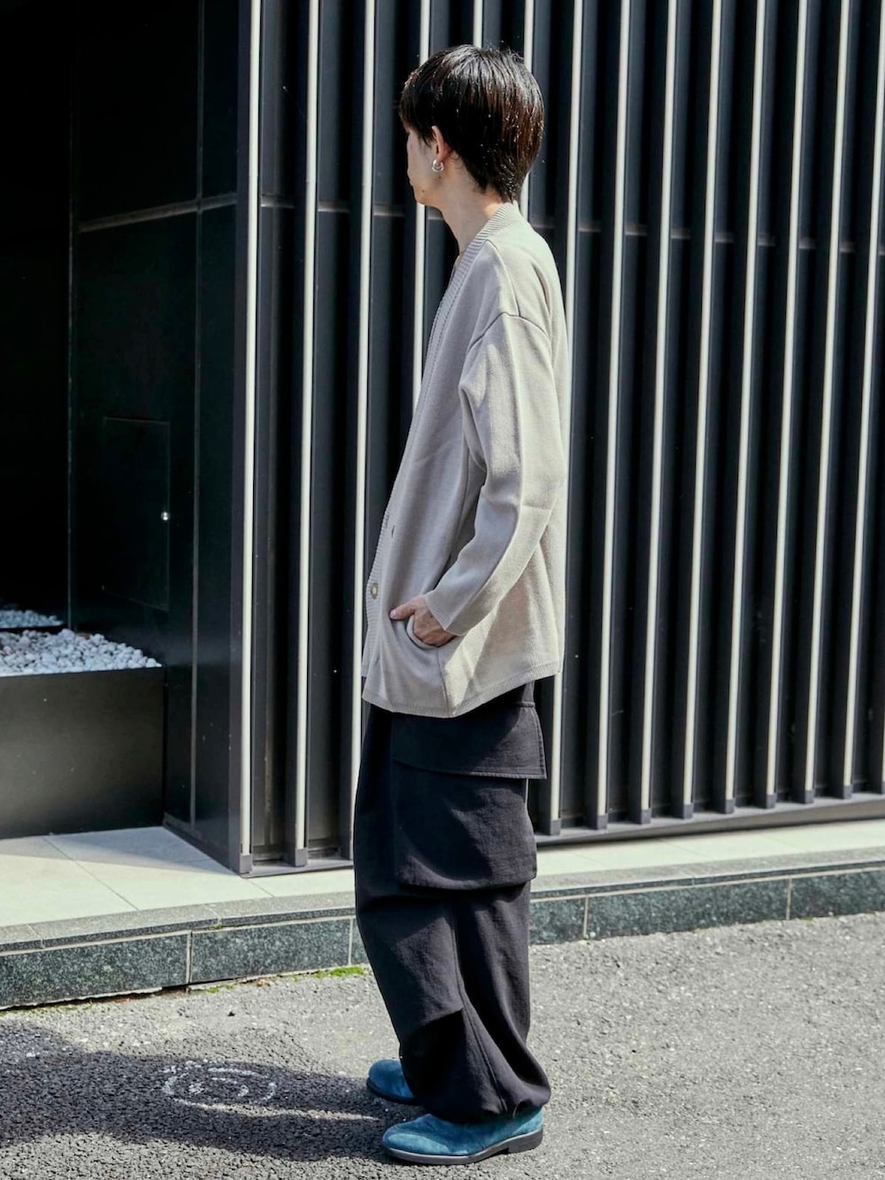 ベージュ系のカーディガン/ボレロを着用したメンズの秋コーディネートの2枚目の写真