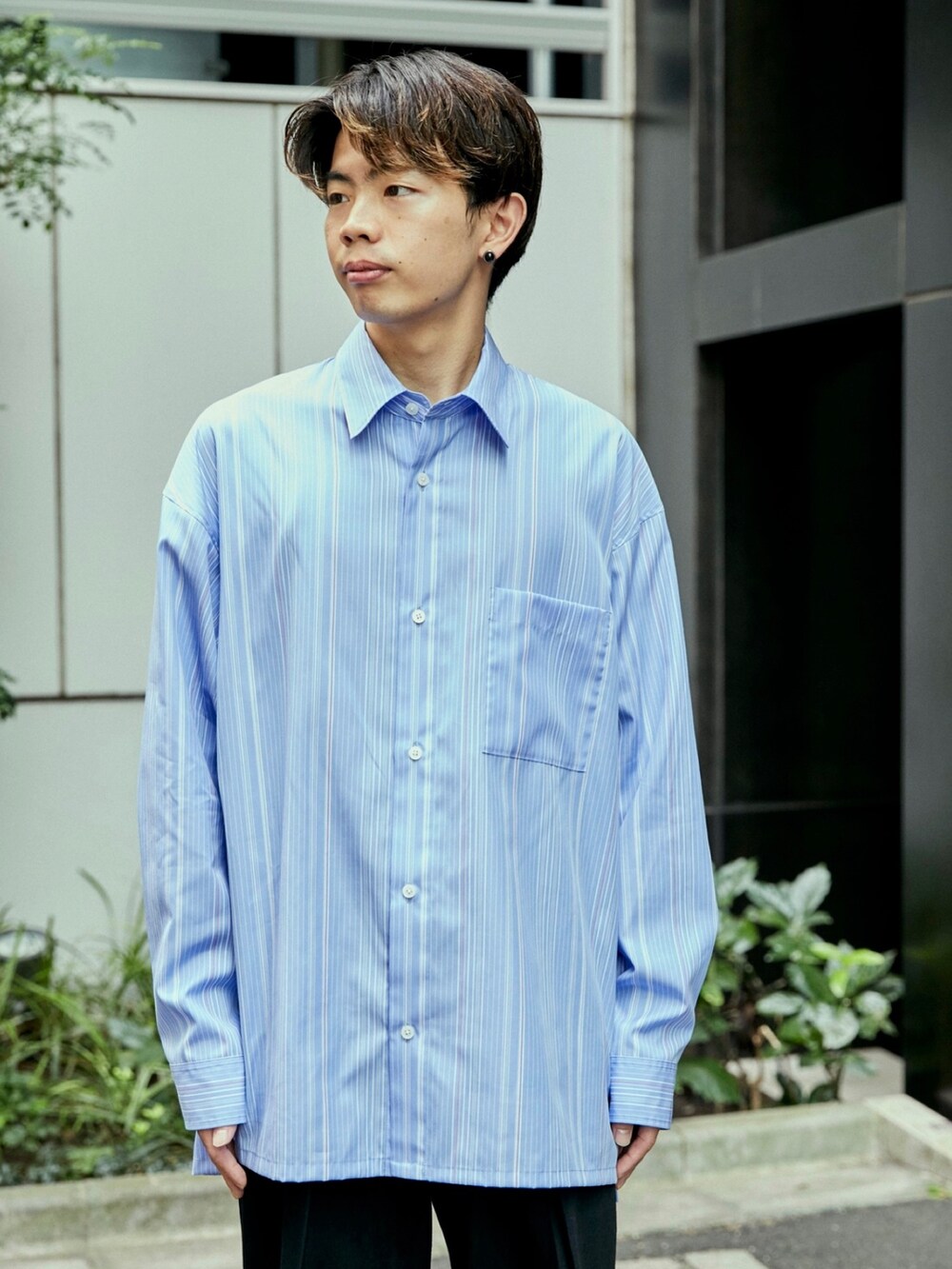 ブルー系のシャツ/ブラウスを着用したメンズの秋コーディネートの4枚目の写真