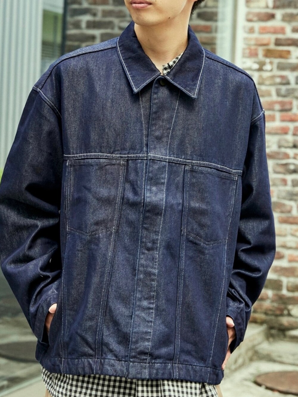 ブルー系のデニムジャケットを着用したメンズの秋コーディネートの5枚目の写真