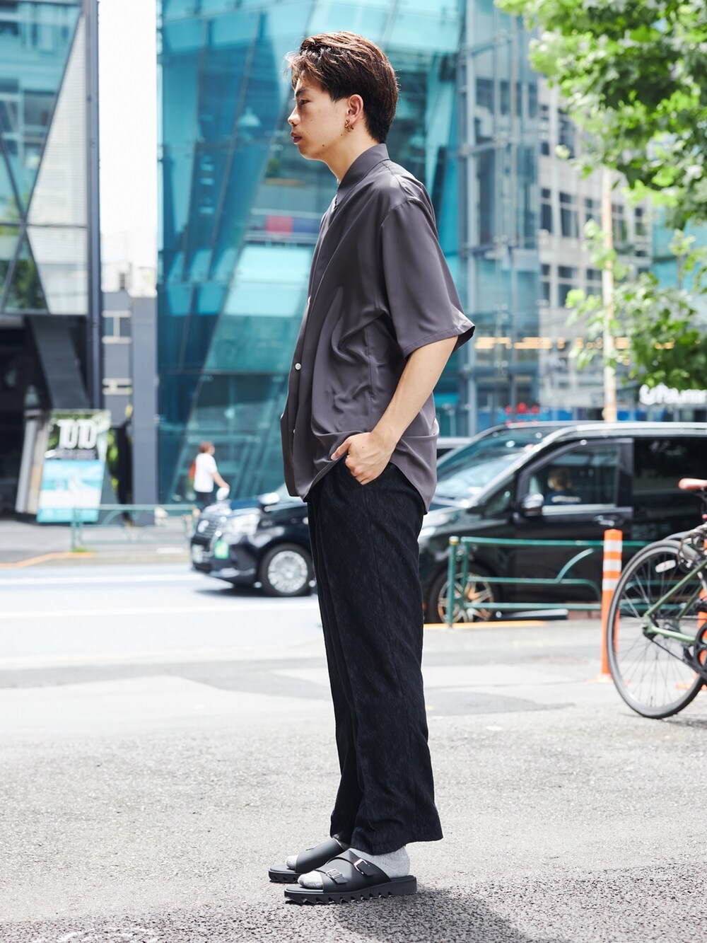グレー系のシャツ/ブラウスを着用したメンズの夏コーディネートの2枚目の写真