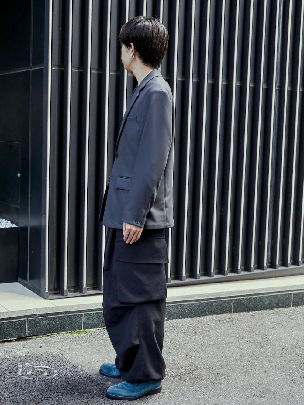 グレー系のセットアップを着用したメンズの秋コーディネートの2枚目の写真