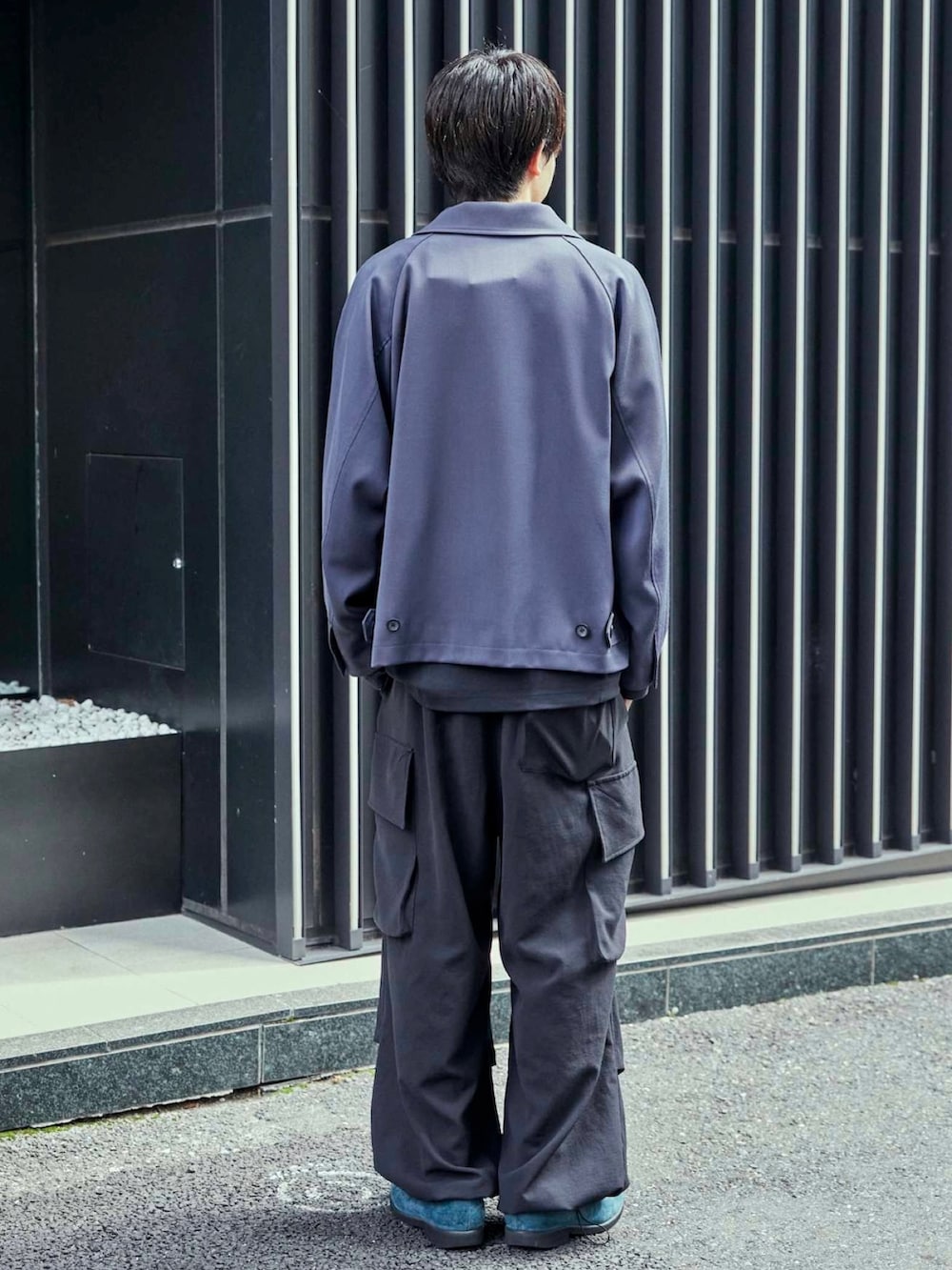 グレー系のブルゾンを着用したメンズの秋コーディネートの3枚目の写真