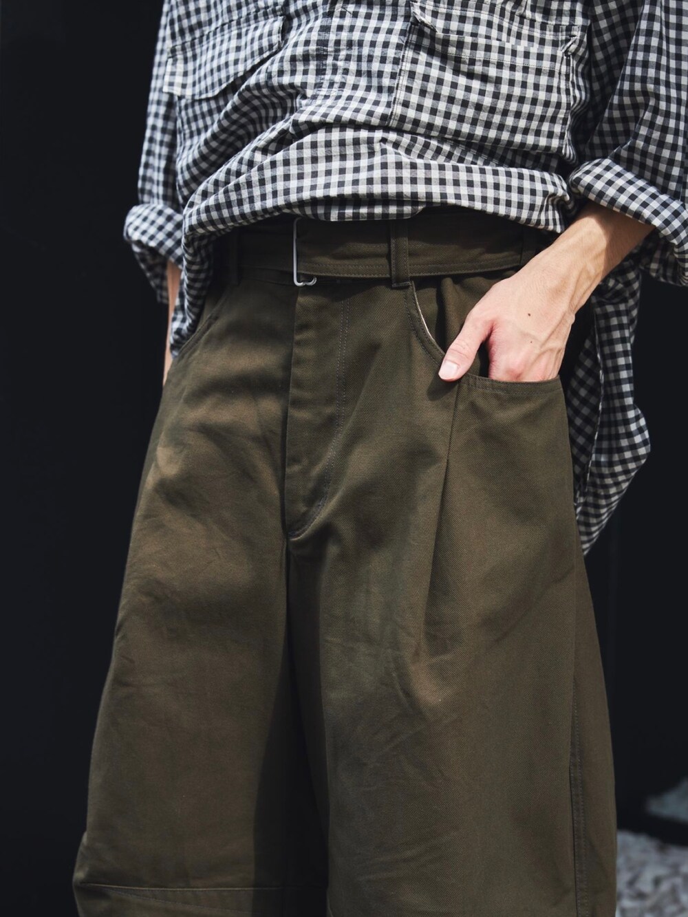 グリーン系のデニムパンツを着用したメンズの秋コーディネートの4枚目の写真