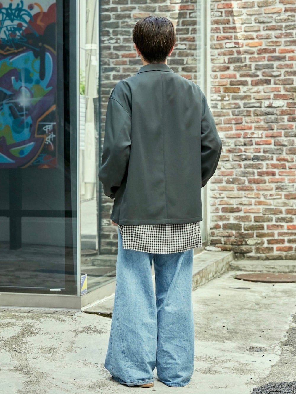 グリーン系のセットアップを着用したメンズの秋コーディネートの3枚目の写真