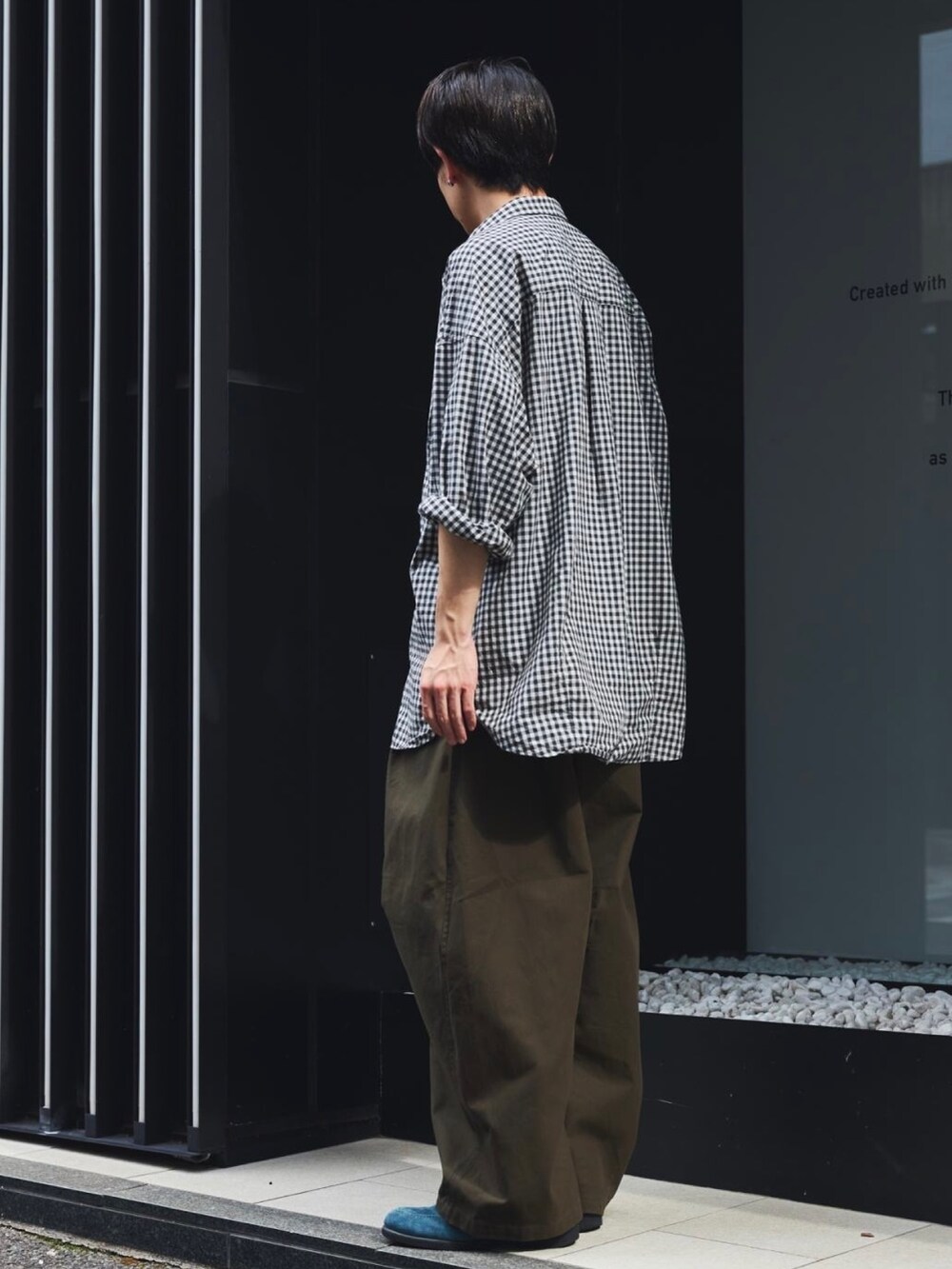 グリーン系のデニムパンツを着用したメンズの秋コーディネートの2枚目の写真