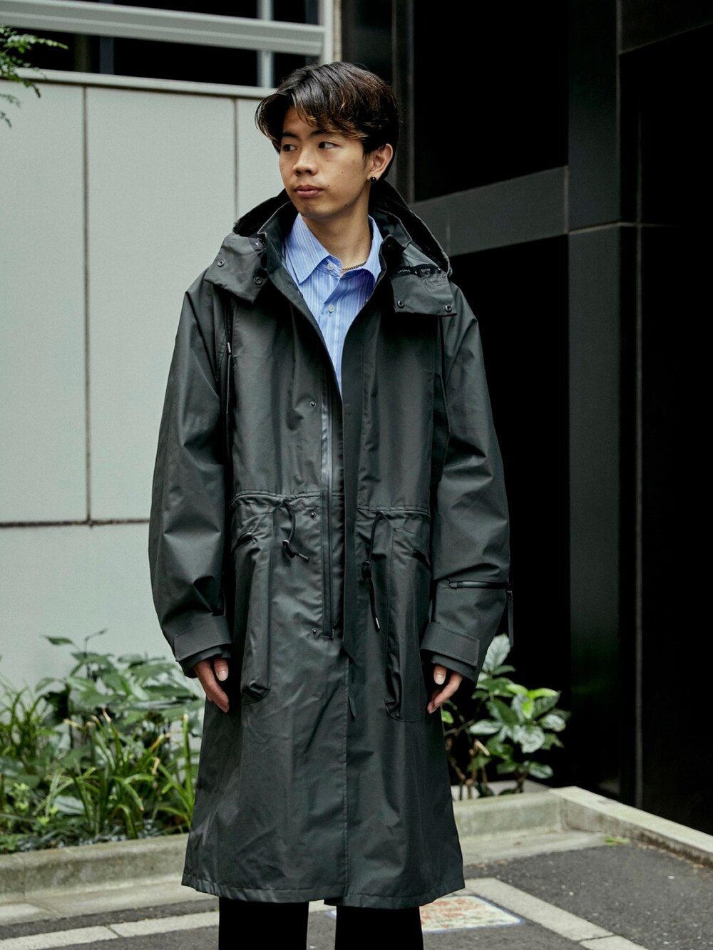 グリーン系のダッフルコートを着用したメンズの秋コーディネートの4枚目の写真