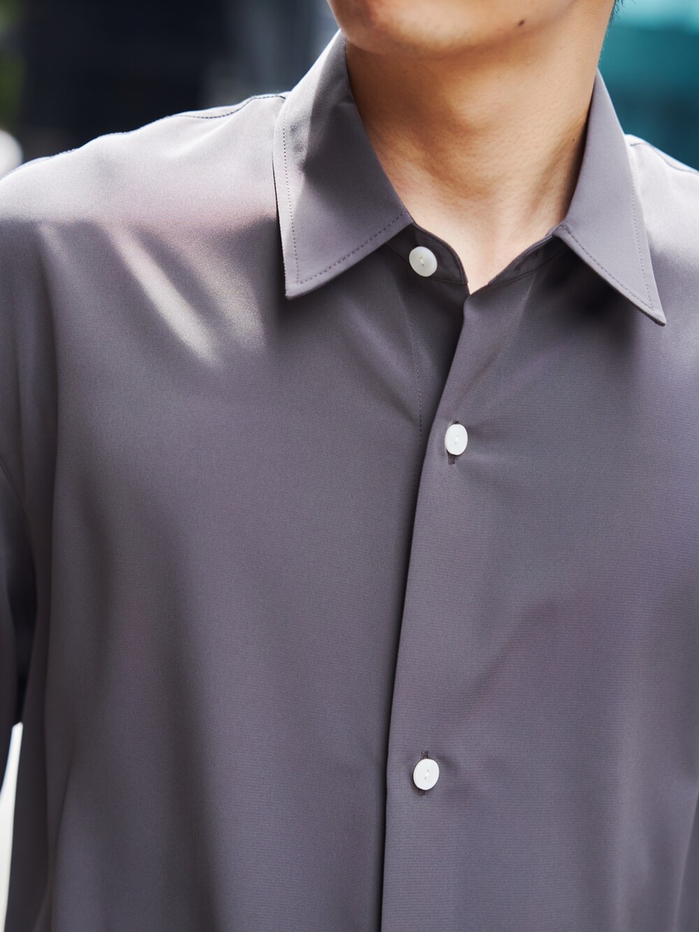 グレー系のシャツ/ブラウスを着用したメンズの夏コーディネートの4枚目の写真