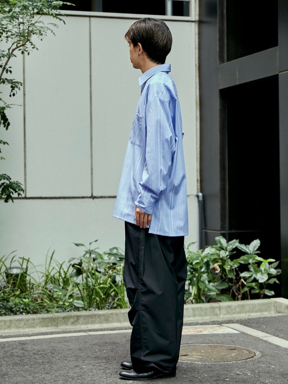 ブラック系のその他パンツを着用したメンズの秋コーディネートの2枚目の写真