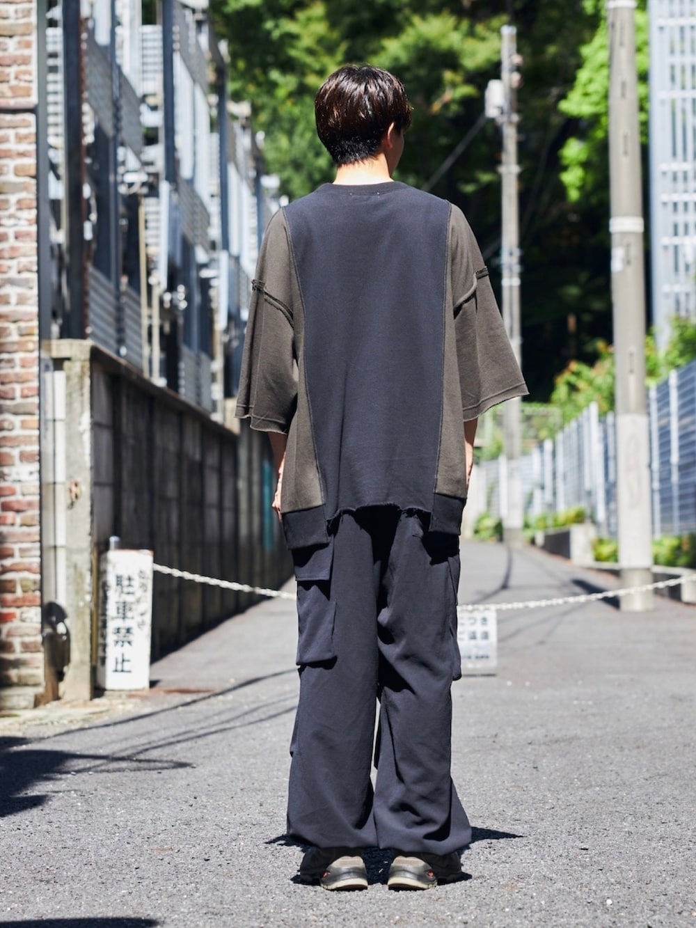 ブラック系のTシャツ/カットソーを着用したメンズの夏コーディネートの3枚目の写真