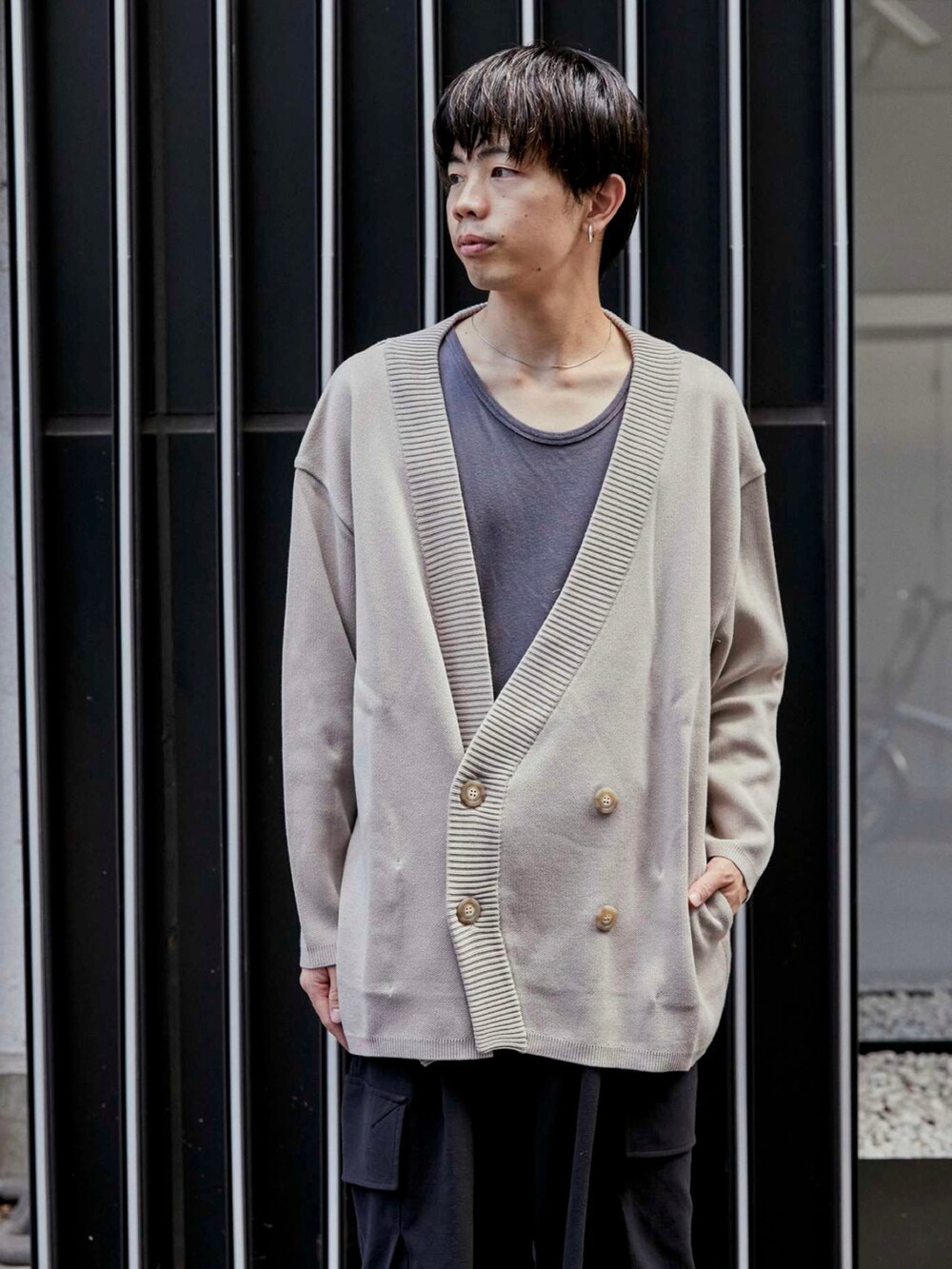 ベージュ系のカーディガン/ボレロを着用したメンズの秋コーディネートの5枚目の写真