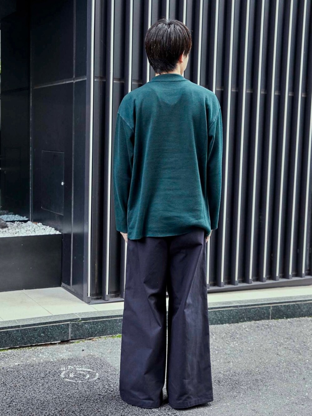 グリーン系のニット/セーターを着用したメンズの秋コーディネートの3枚目の写真