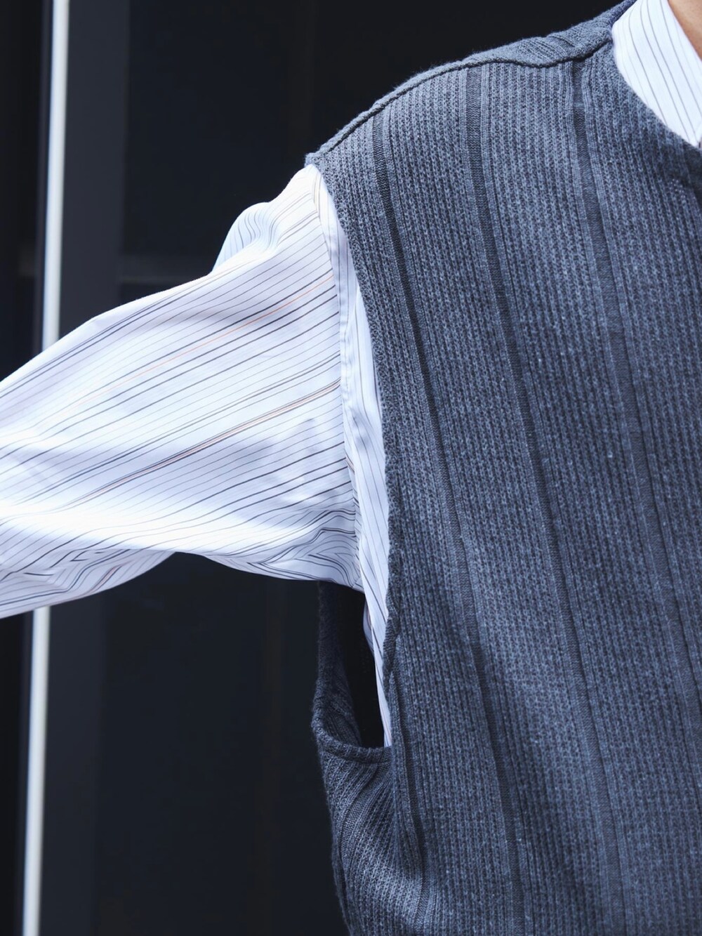 グレー系のベストを着用したメンズの秋コーディネートの5枚目の写真