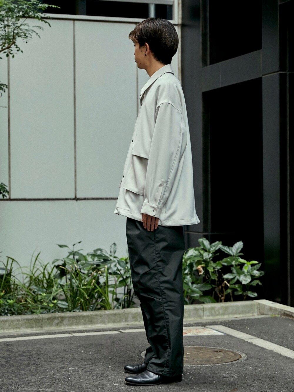 グリーン系のダッフルコートを着用したメンズの秋コーディネートの2枚目の写真