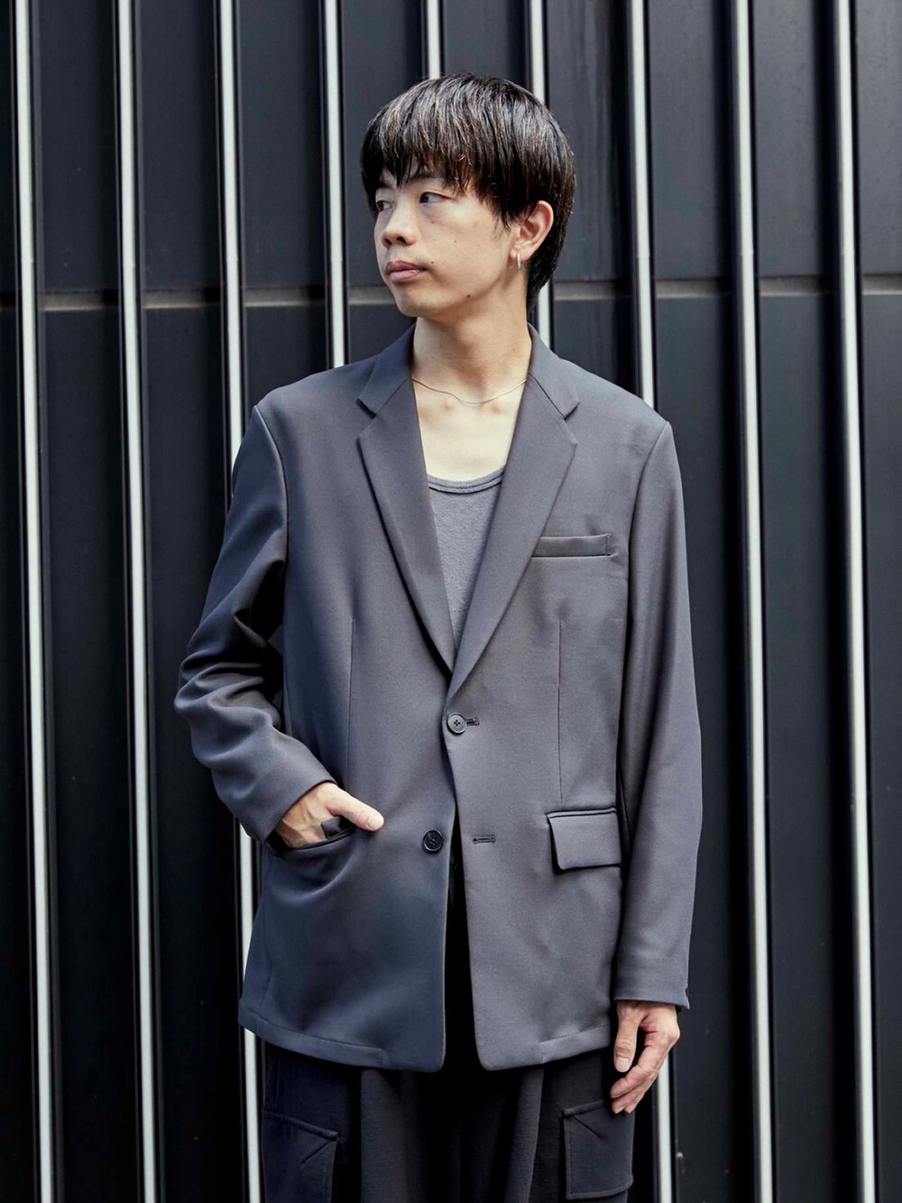 グレー系のセットアップを着用したメンズの秋コーディネートの4枚目の写真