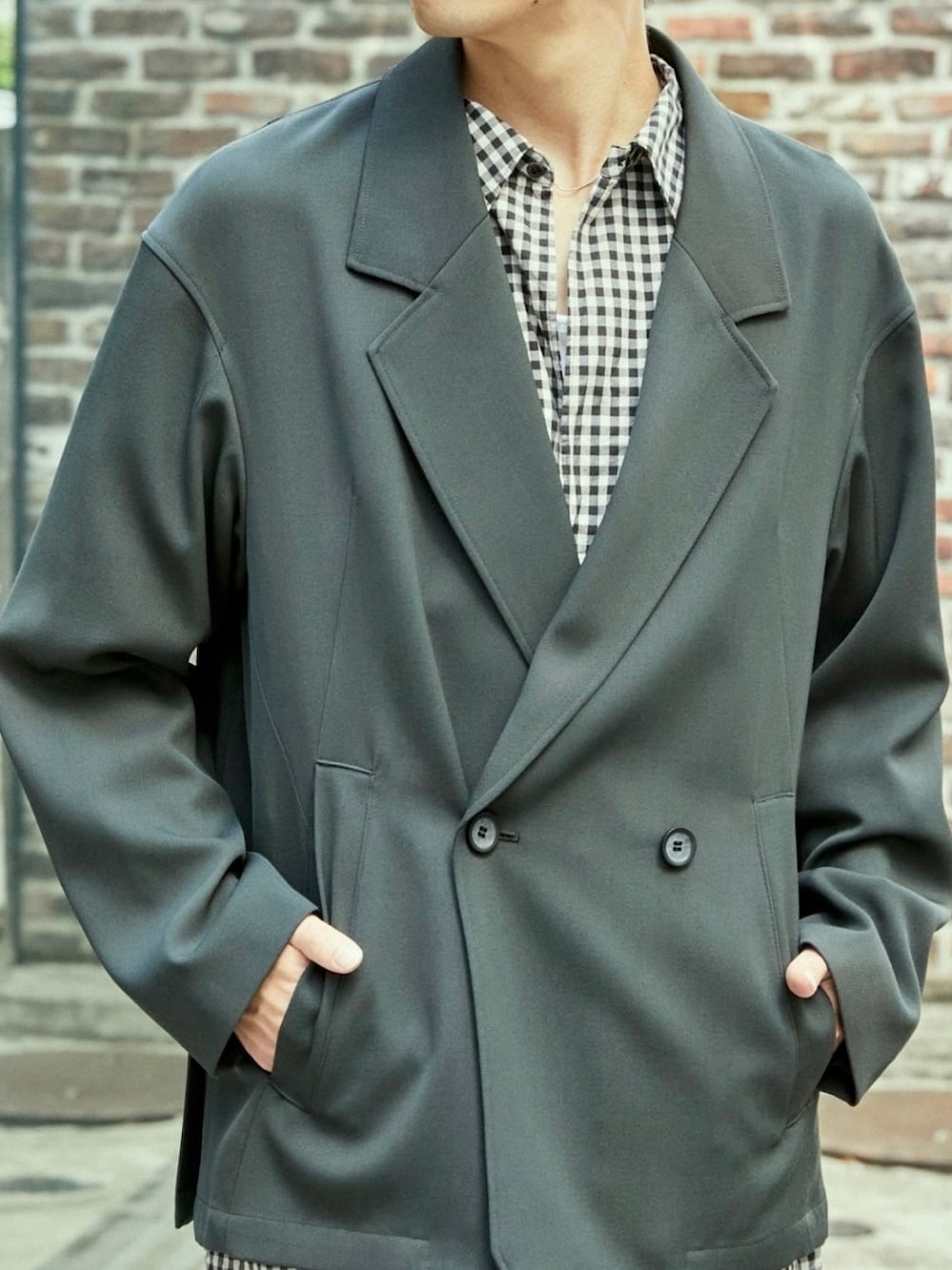 グリーン系のセットアップを着用したメンズの秋コーディネートの5枚目の写真