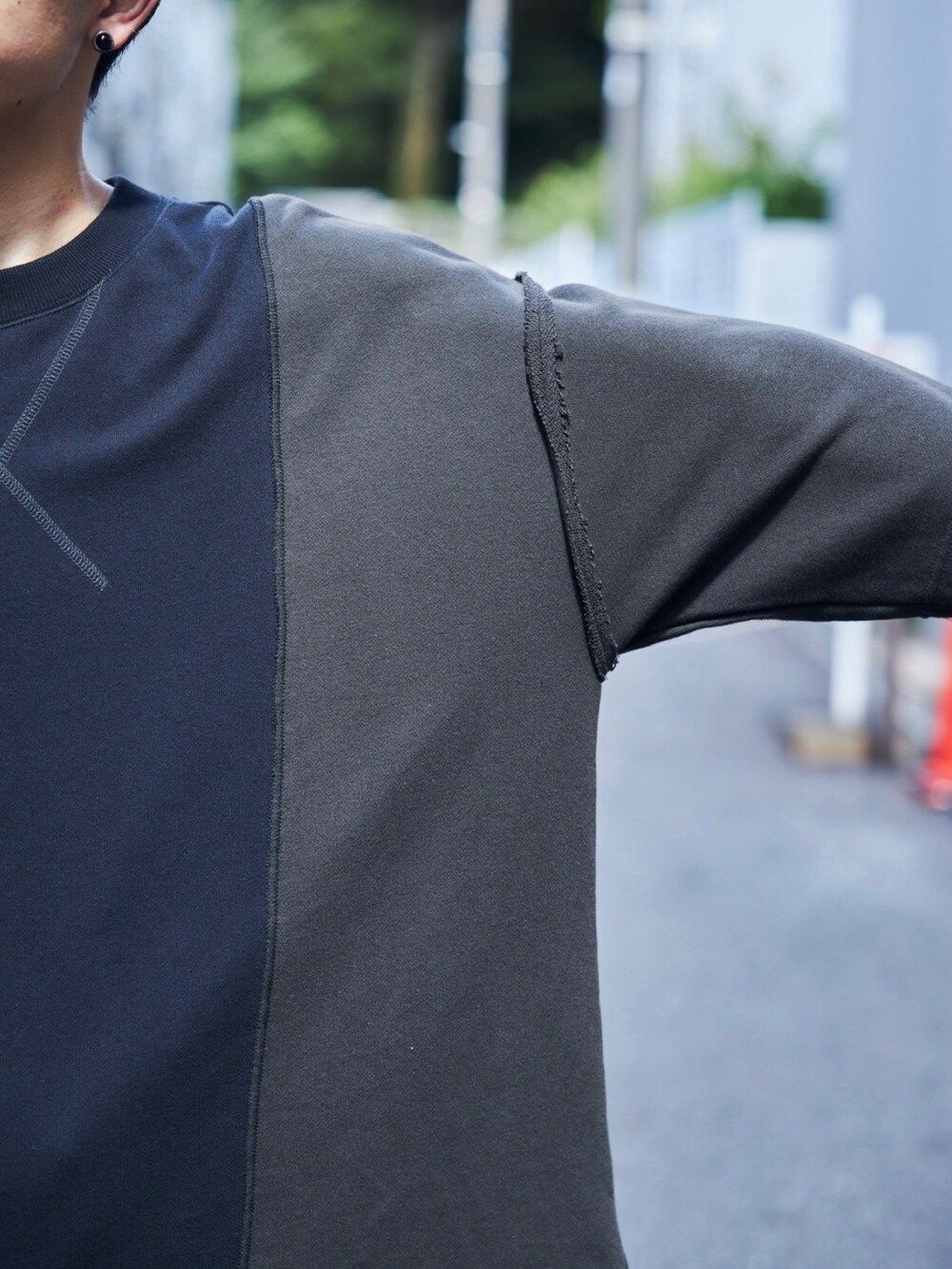 ブラック系のTシャツ/カットソーを着用したメンズの夏コーディネートの5枚目の写真