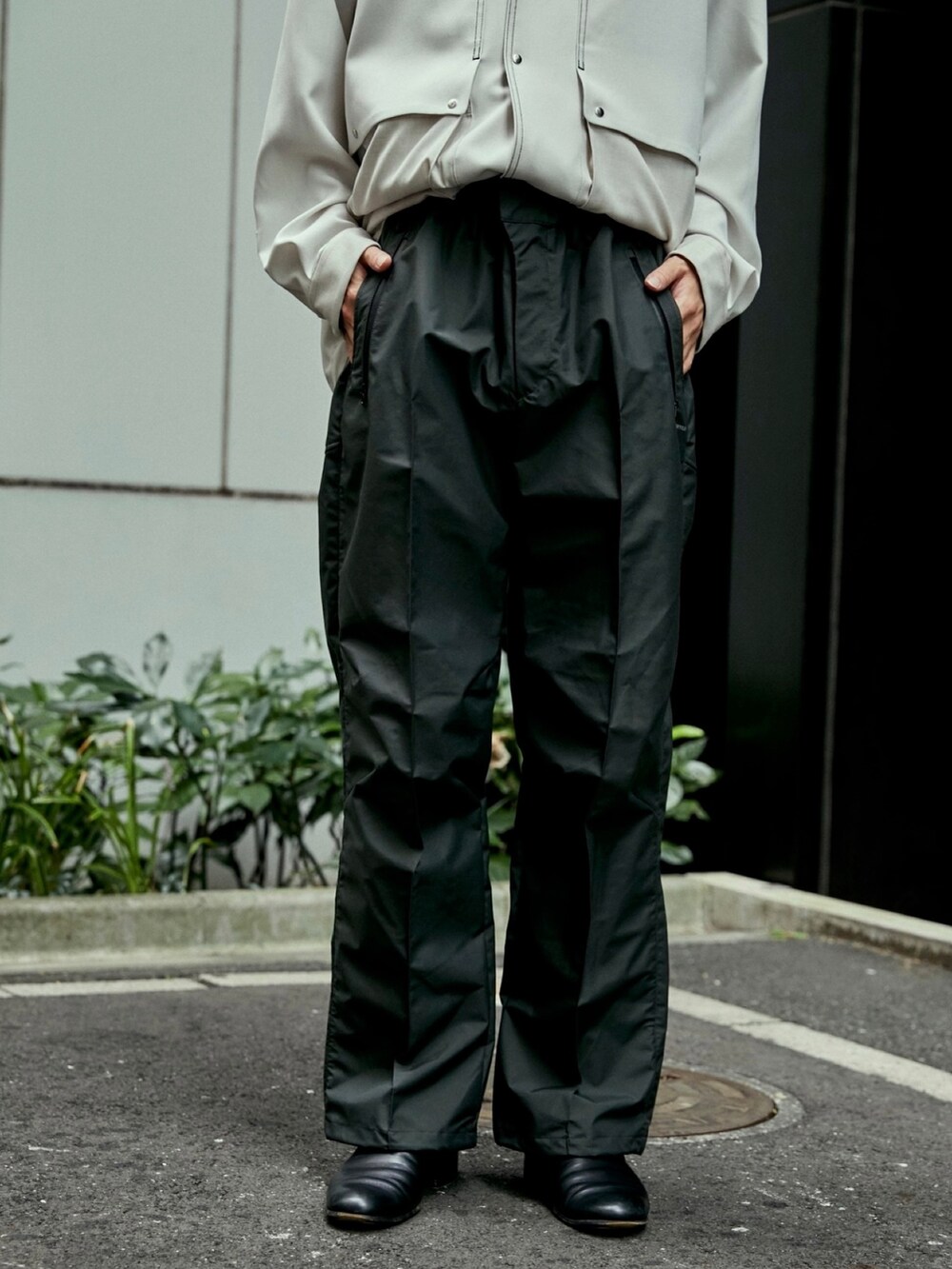 グリーン系のダッフルコートを着用したメンズの秋コーディネートの5枚目の写真