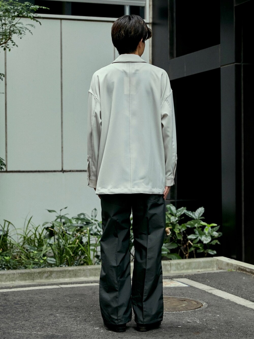 グリーン系のダッフルコートを着用したメンズの秋コーディネートの3枚目の写真