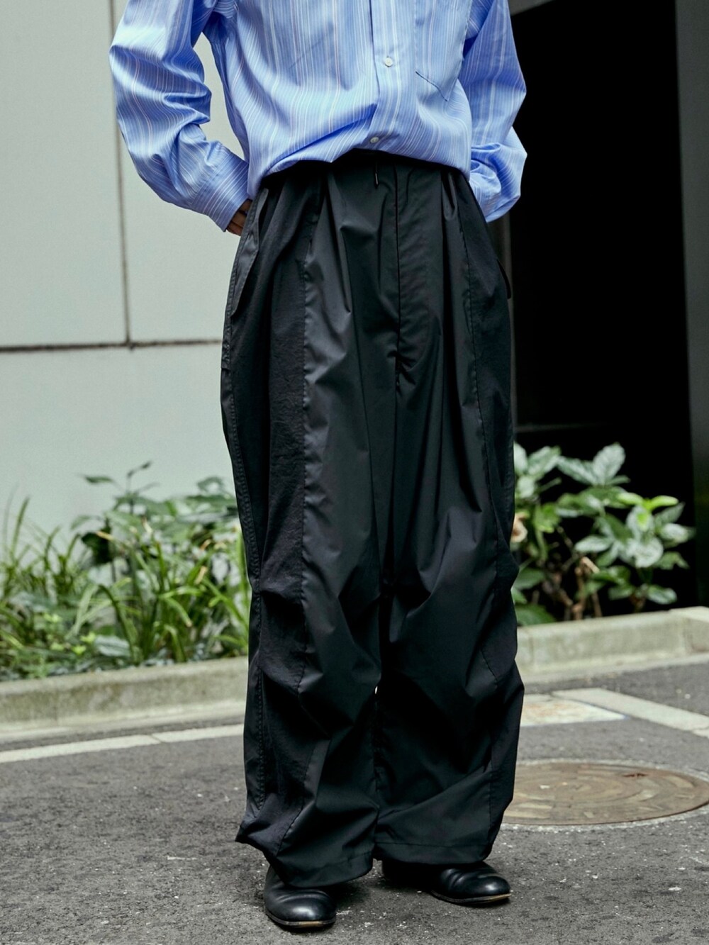 ブラック系のその他パンツを着用したメンズの秋コーディネートの3枚目の写真