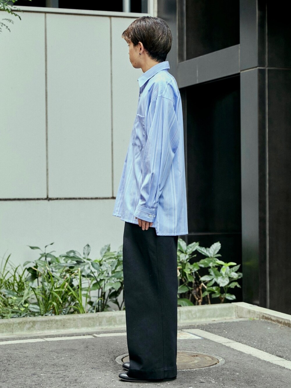 ブルー系のシャツ/ブラウスを着用したメンズの秋コーディネートの2枚目の写真