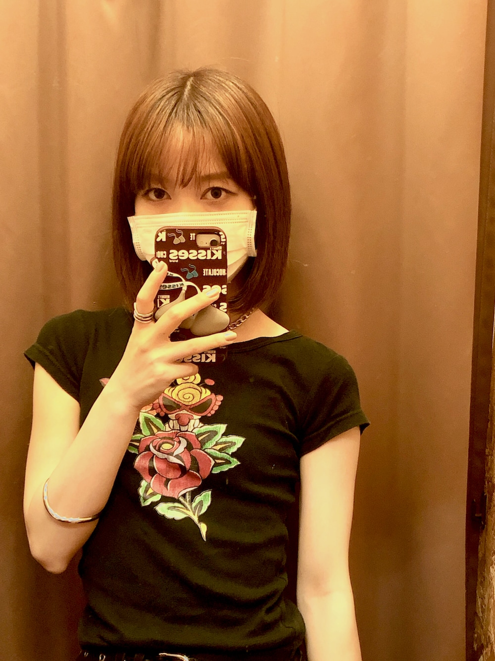 ブルー系のデニムパンツ、ホワイト系のスニーカー、ブラック系のTシャツ/カットソーを着用したレディースの秋コーディネートの2枚目の写真