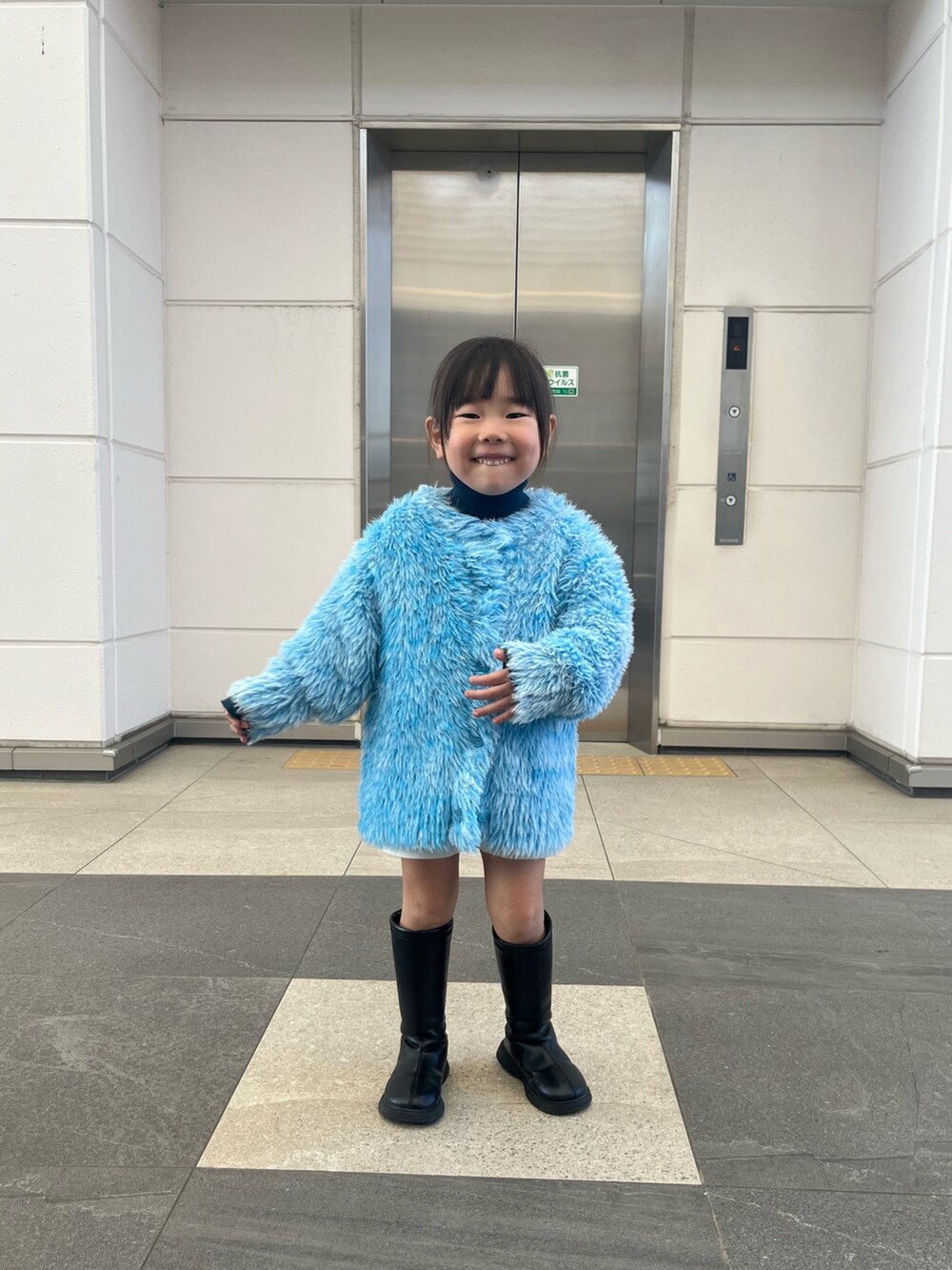 ブルー系のカーディガン/ボレロ、ブルー系のソックス/靴下を着用したキッズの冬コーディネートの2枚目の写真