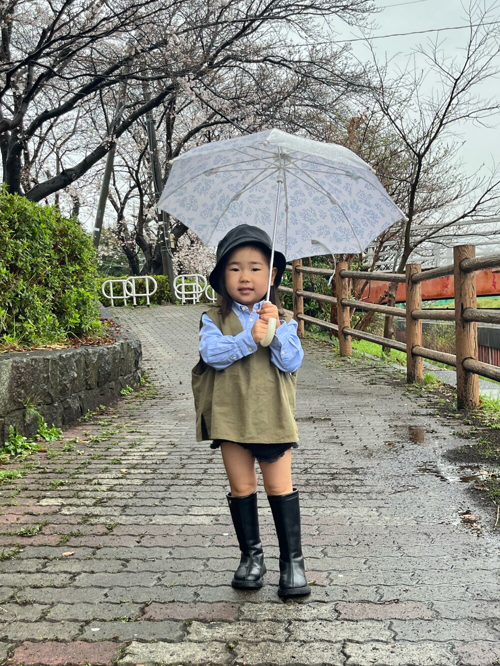 グリーン系のベスト、ブラック系のその他パンツ、ブラック系のハットを着用したキッズの春コーディネートの2枚目の写真