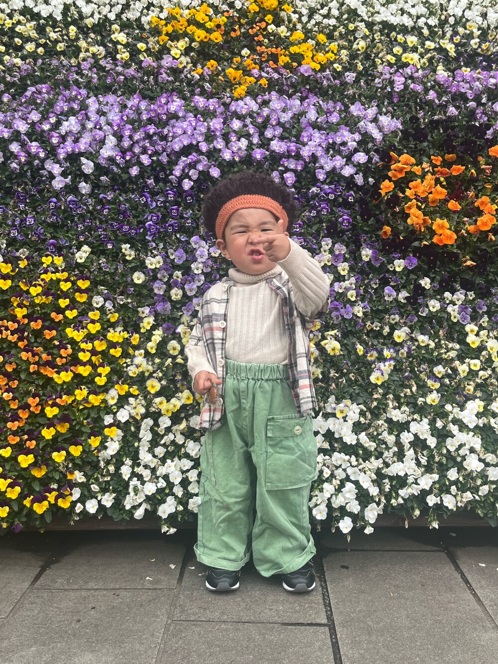 その他のシャツ/ブラウス、ホワイト系のニット/セーター、ブラック系のスニーカーを着用したキッズの春コーディネートの2枚目の写真