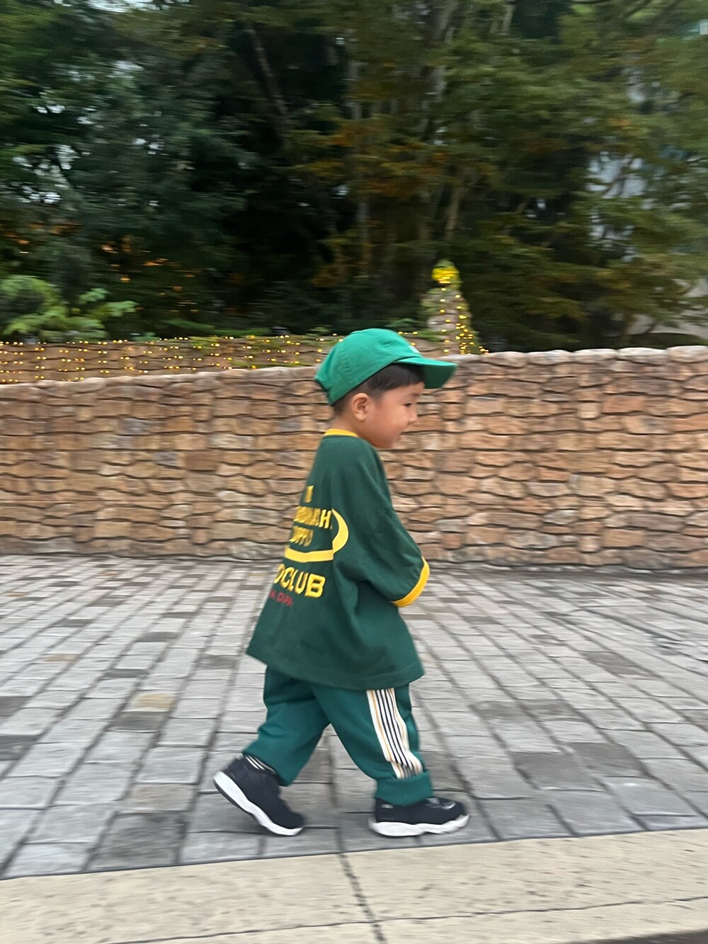 グリーン系のTシャツ/カットソー、グリーン系のその他パンツ、グリーン系のキャップを着用したキッズの秋コーディネートの2枚目の写真