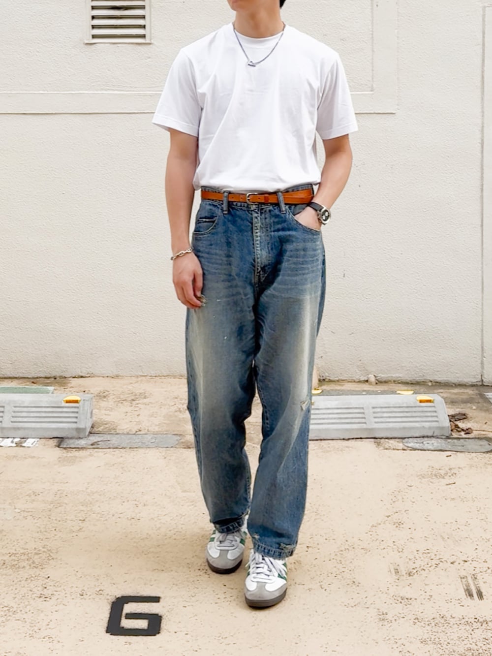 ホワイト系のTシャツ/カットソー、ブルー系のデニムパンツ、ホワイト系のスニーカーを着用したメンズの夏コーディネートの2枚目の写真