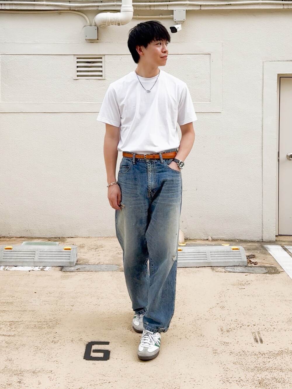 ホワイト系のTシャツ/カットソー、ブルー系のデニムパンツ、ホワイト系のスニーカーを着用したメンズの夏コーディネートの3枚目の写真