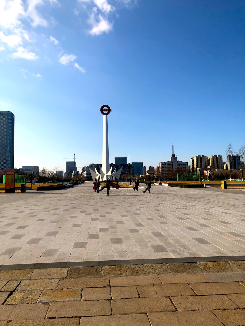 ブラック系のスウェットパンツ、グレー系のスニーカー、ブラック系のボディバッグ/ウエストポーチを着用したメンズの冬コーディネートの2枚目の写真