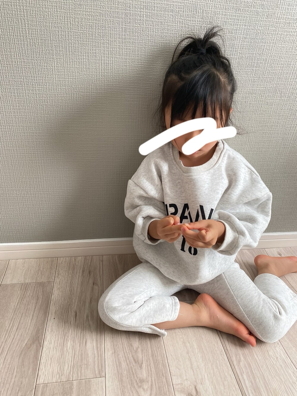 グレー系のトップスを着用したキッズの秋コーディネートの3枚目の写真