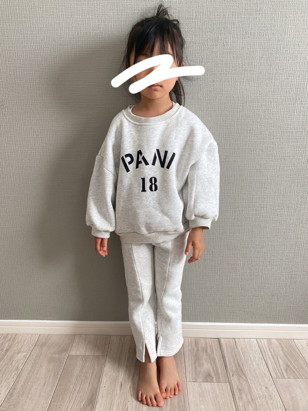 グレー系のトップスを着用したキッズの秋コーディネートの2枚目の写真