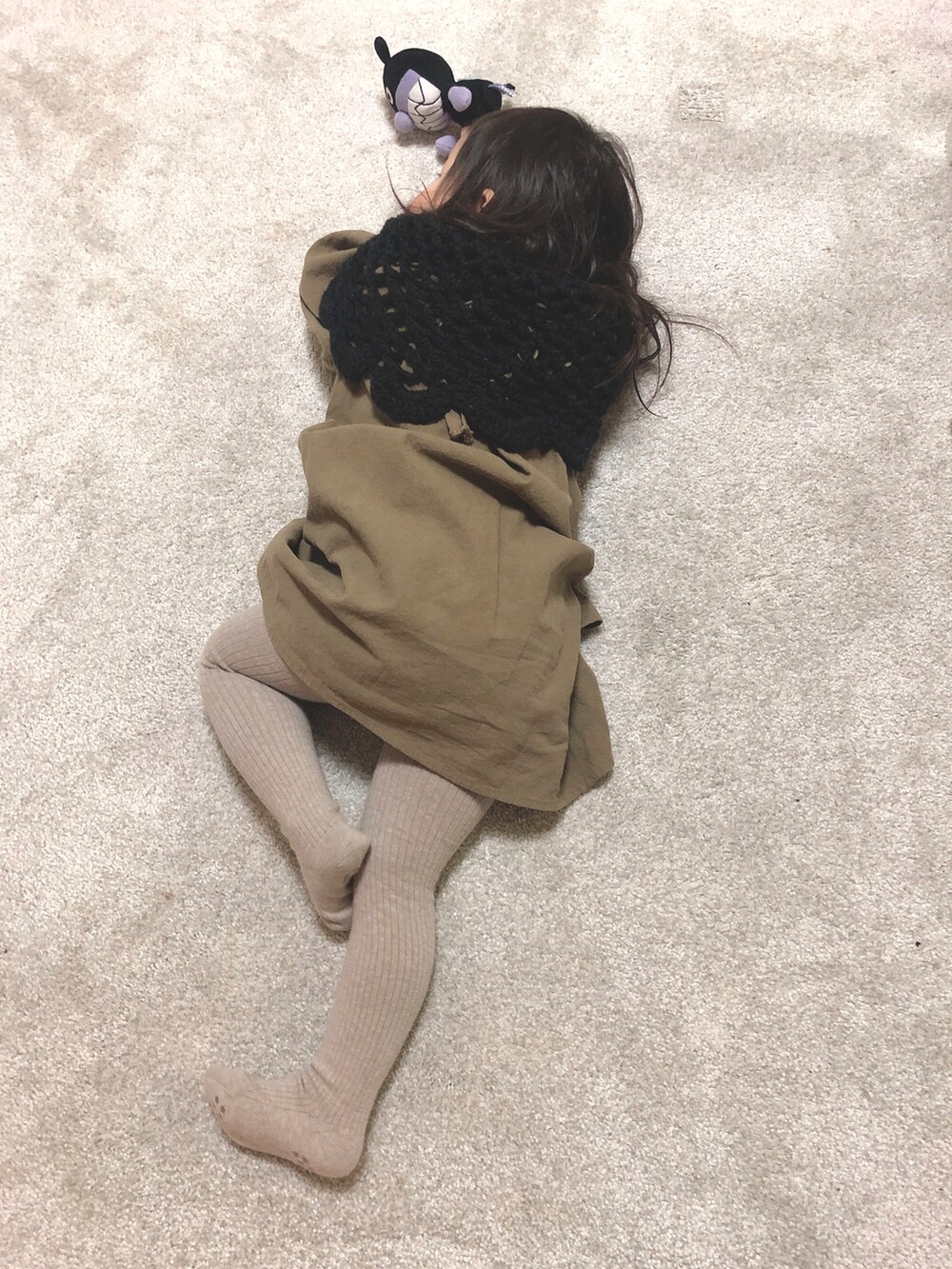 ブラウン系のワンピース、ベージュ系のタイツ/ストッキングを着用したキッズの冬コーディネートの2枚目の写真