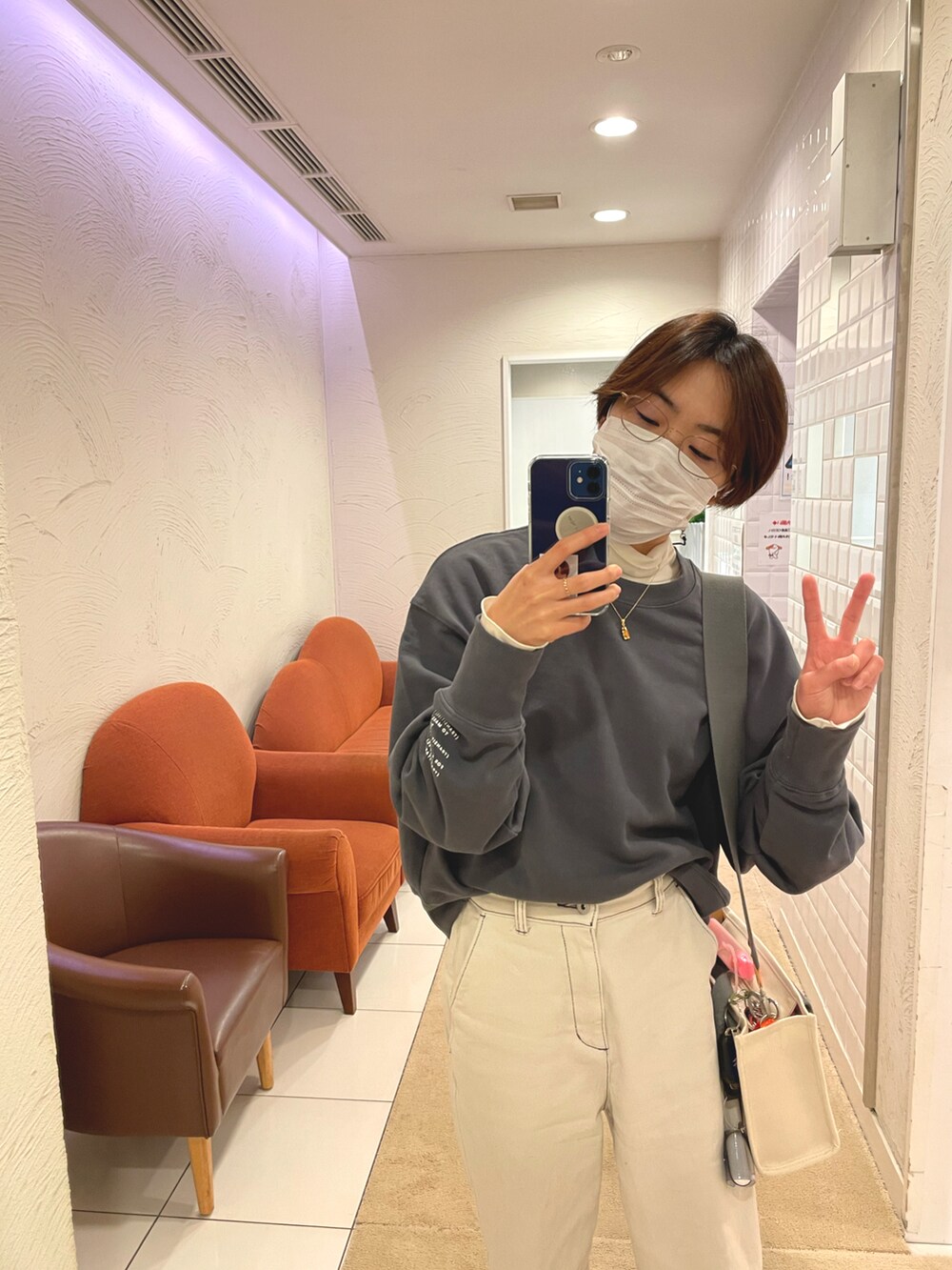 ホワイト系のその他パンツ、グレー系のスニーカー、グレー系のトートバッグを着用したレディースの冬コーディネートの2枚目の写真